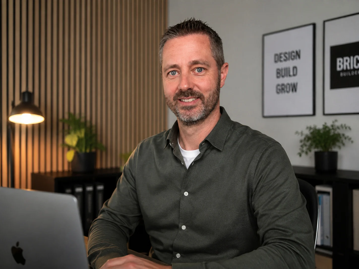 Koen Kerkvliet, webdesigner bij Design Pixels, aan zijn bureau